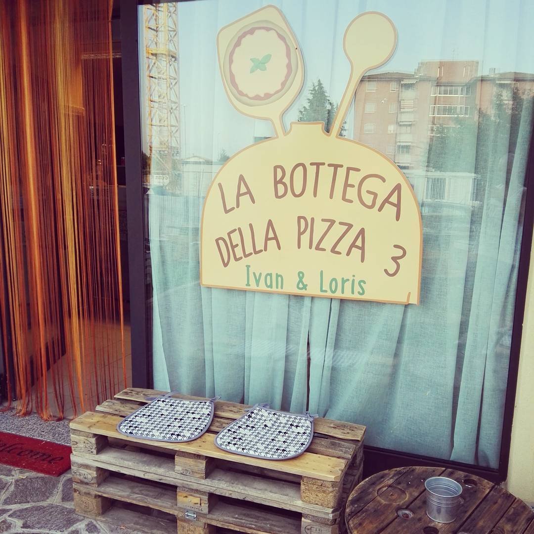 Il logo della Bottega sulla vetrina d'ingresso