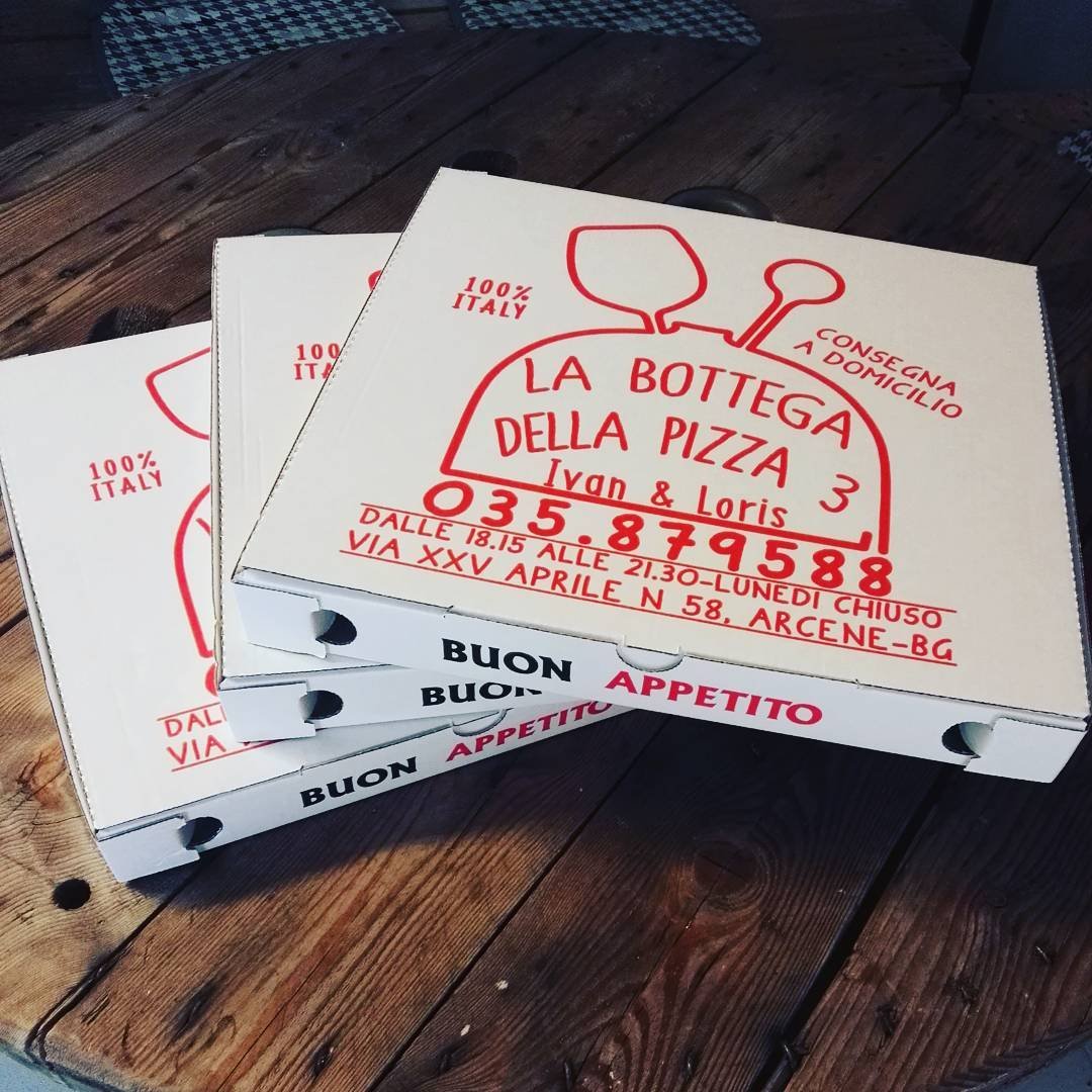 Scatoloni de La Bottega della Pizza pronti per il ritiro