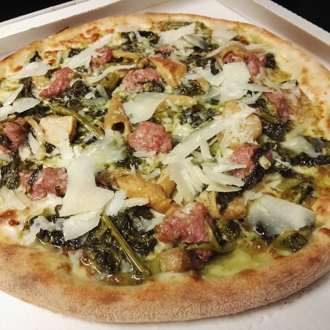 Pizza salsiccia e friarielli con scaglie di grana