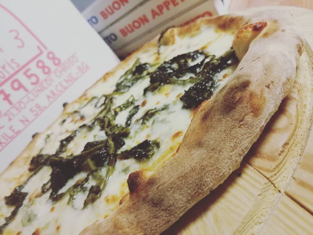 Fetta di pizza con friarielli