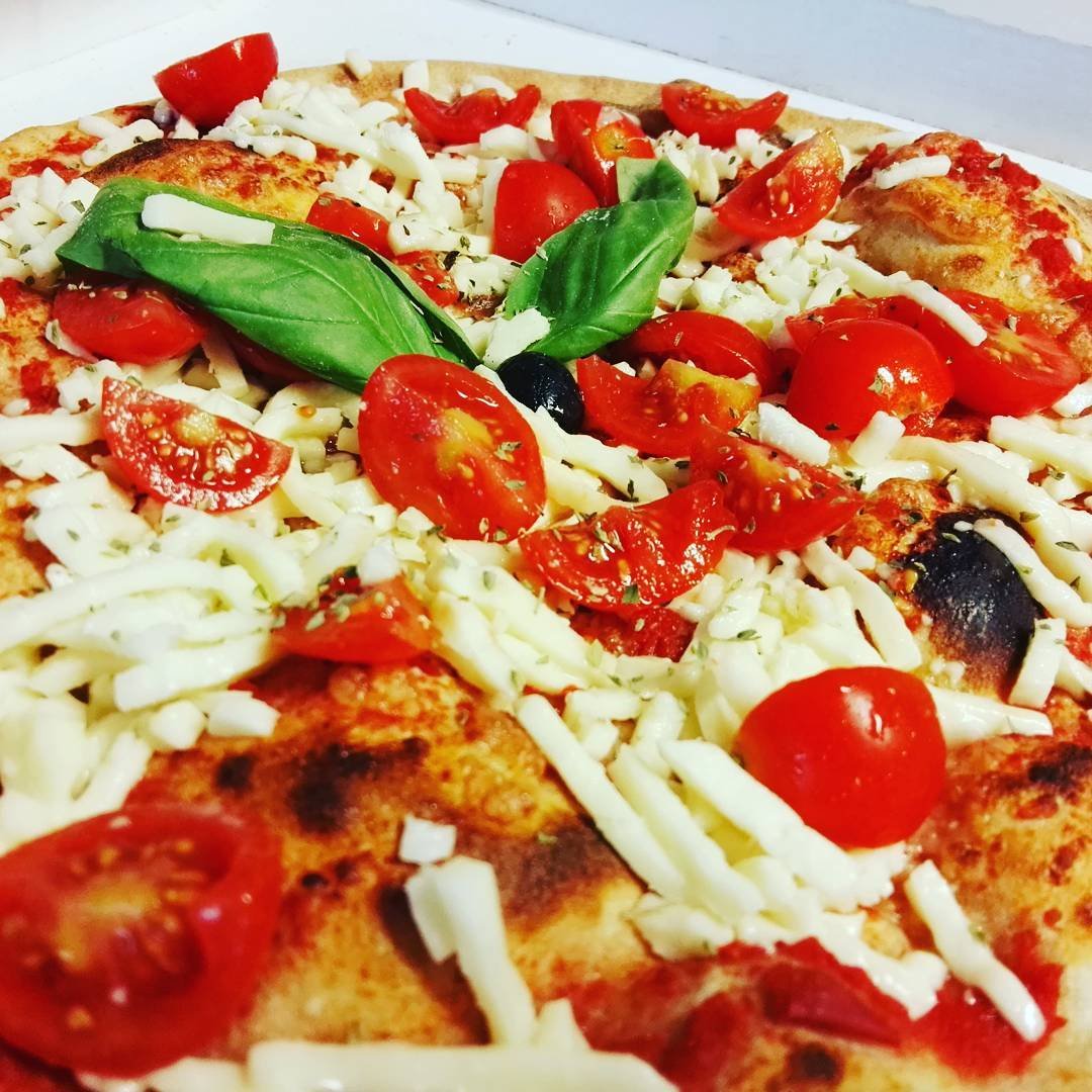 Pizza con ingredienti freschi