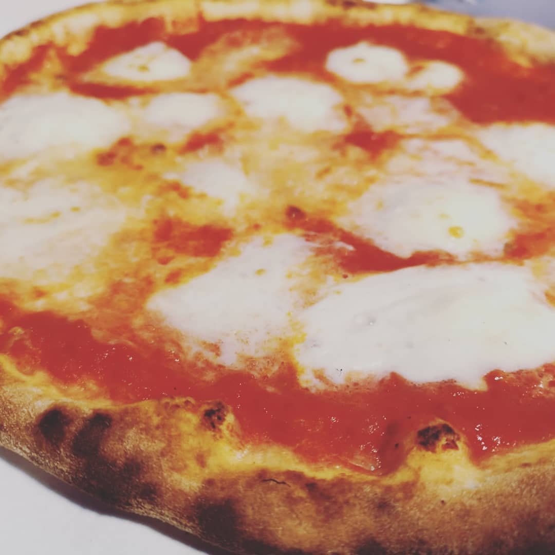 Pizza Bottega con pomodoro e mozzarella di bufala