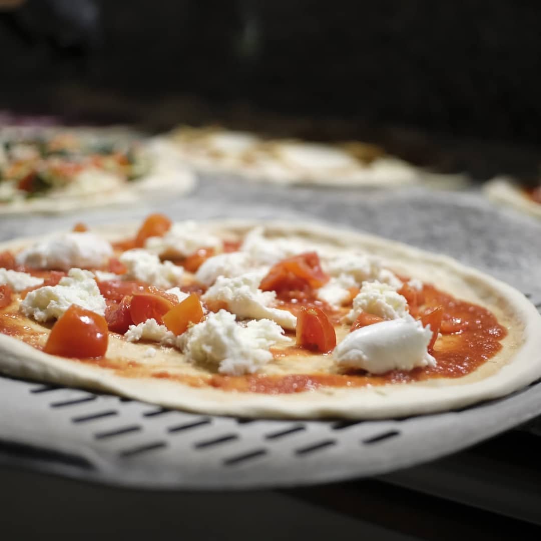 La pizza cruda pronta per essere infornata
