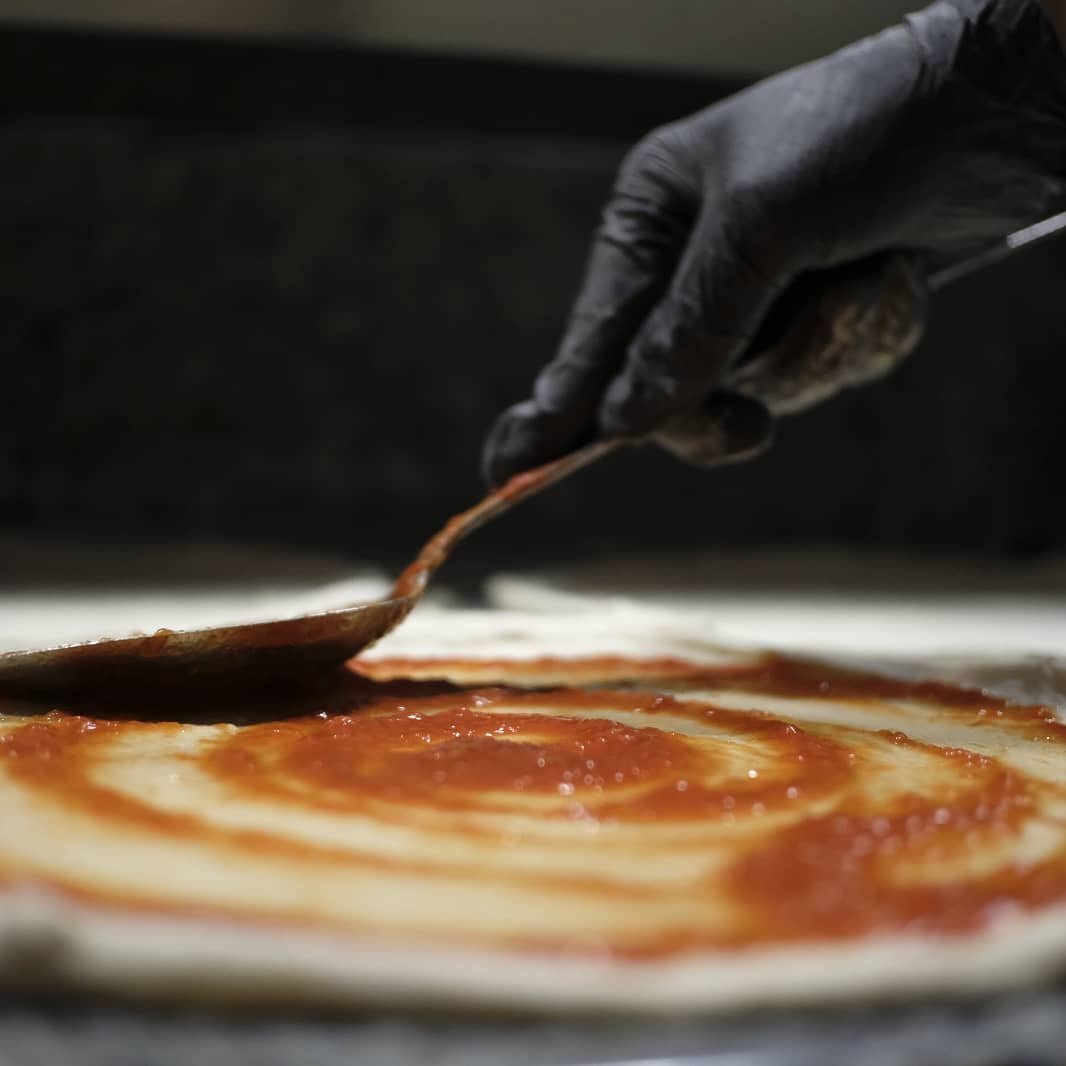 Il pomodoro steso a spirale con il cucchiaio